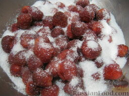 Компот из клубники: Подготовленную и промытую клубнику помещают в эмалированную кастрюлю (миску), послойно пересыпают ягоды сахаром.