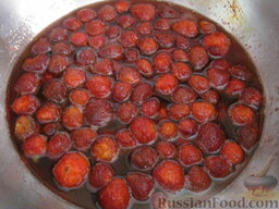 Компот из клубники: Выдерживают ягоды с сахаром в холодном помещении до появления сока (3-4 часа).