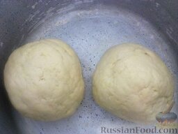 Печенье с вареньем и крошками: Делим полученную массу на две части.  Половину отправляем в холодильник минимум на час, а вторую половину помещаем в морозилку.