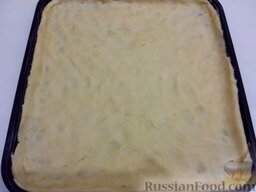 Печенье с вареньем и крошками: Выкладываем первую половину теста (ту, что была в холодильнике) в форму.   Нагреваем духовку до средней температуры (180° C).