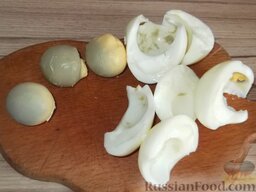 Окрошка мясная по-русски: Яйца очистить и отделить белки от желтков.