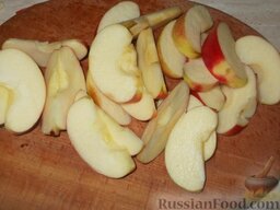 Компот из яблок и черноплодной рябины: Яблоки нарежьте дольками, удалите сердцевину и плодоножки.
