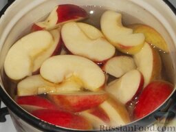 Компот из яблок и черноплодной рябины: Вскипятите воду (2-2,5 л) опустите яблоки на 2-3 мин в кипящую воду (или в холодный 0,01%-ный раствор лимонной кислоты).