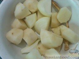 Уха из судака: Картофель, лук и петрушку очистить и вымыть. Лук и картофель нарезать дольками.