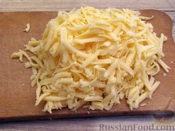 Мясо по-французски: Сыр натереть на крупной терке. Сыра можно брать больше (даже в два раза) - будет только вкуснее!    Включить духовку.