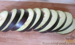 Баклажаны в духовке по-гречески: Порежьте баклажаны кружочками толщиной 0,5 см.