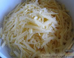 Баклажаны в духовке по-гречески: Тем временем сыр натрите на крупной терке, поставьте в холодильник.
