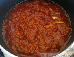 Баклажаны в духовке по-гречески: …и сразу залейте томатным соусом. Добавьте сахар, орегано, 0,5 чайной ложки соли, перец и варите 5-7 минут, постоянно помешивая. Готовый соус снимите с огня и отставьте в сторону.