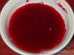 Манники: Чтобы приготовить ягодные манники, например, манник из клюквы, отжимают сок ягод. Получается 40-50 мл сока.