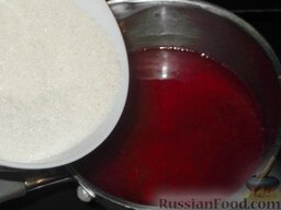 Манники: Полученную смесь кипятят (доводят до кипения на медленном огне).  Затем добавляют сахар с манкой, непрерывно помешивая.