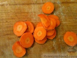 Щи из свежей капусты без картофеля.: Как приготовить щи из свежей капусты без картошки:    Очищают и моют морковь, нарезают кружочками.