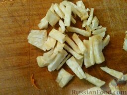 Щи из свежей капусты без картофеля.: Очищают и моют петрушку, нарезают соломкой.