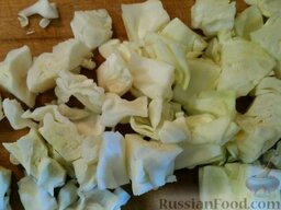 Щи из свежей капусты без картофеля.: Капусту нарезают квадратиками. Если капуста и репа сильно горчат, то их ошпаривают и откидывают на сито.