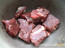 Кулеш с мясом: Подготовленное мясо кладут в котел.
