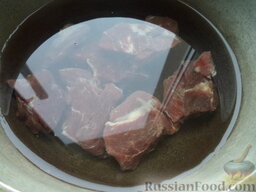Кулеш с мясом: Мясо заливают водой, ставят на огонь.