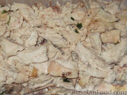 Курник из песочного теста: Курицу вынуть из бульона, немного охладить, отделить мясо от костей и мелко порезать.