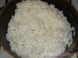 Курник из песочного теста: Для рисовой начинки: рис отварить (залить стакан риса двумя стаканами воды, посолить, довести до кипения, убавить огонь до слабого, варить 10-15 минут).
