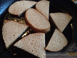 Гренки с чесноком: Разогреть сковороду, налить растительное масло. В горячее масло выложить ломтики хлеба. Обжарить хлеб в растительном масле на среднем огне с одной стороны до золотистого цвета (1-2 минуты).