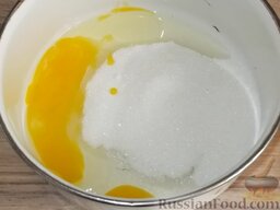 Овсяное печенье: 2 яйца растереть с 1 стаканом сахара.