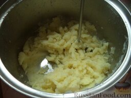 Пирог рыбный с картофелем: С готового картофеля сливают воду, обсушивают. Горячий картофель толкут или протирают через сито.