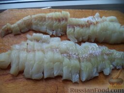 Пирог рыбный с картофелем: Рыбу (у меня пангасиус, но можно взять любую на Ваш вкус) моют, режут на кусочки.