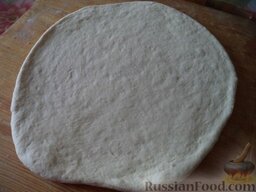 Пирог рыбный с картофелем: Тесто делят на две части. Одну часть раскатывают в пласт (толщиной около 0,7-1 см).